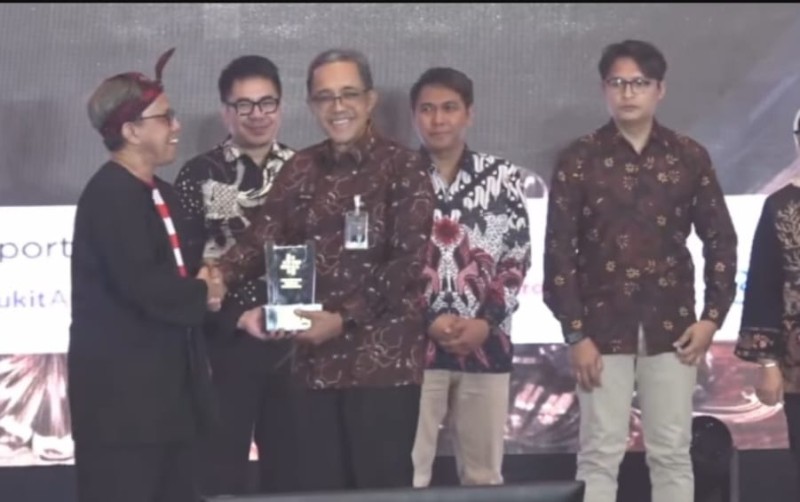 Sekjen Kementerian Imigrasi dan Pemasyarakatan, Asep Kurnia menerima penghargaan di Surabaya.