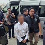 Petugas Imigrasi Soetta mengamankan AA, buronan Interpol Red Notice kasus perbankan untuk diserahkan ke polisi.
