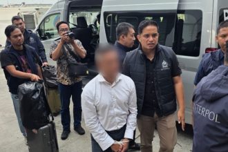 Petugas Imigrasi Soetta mengamankan AA, buronan Interpol Red Notice kasus perbankan untuk diserahkan ke polisi.