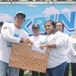 Chandra, pembina Askring Kantor Club memberikan tali Asih kepada pengurus panti yang diundang dalam kegiatan ulang tahun ke-12.