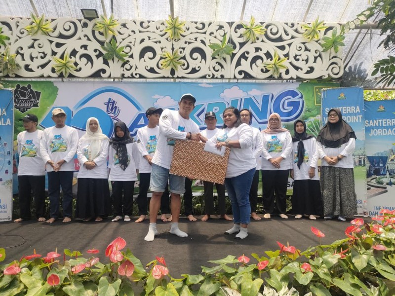 Para pengurus panti asuhan menerima tali asih dari donayir patungan dan dari relasi Kantor Club yang peduli dengan kegiatan sosial ini.