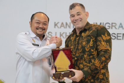 Konsul Jenderal Glen Askew (kanan) menerima cenderamata dari Kepala Kantor Imigrasi Semarang, Ari Widodo.