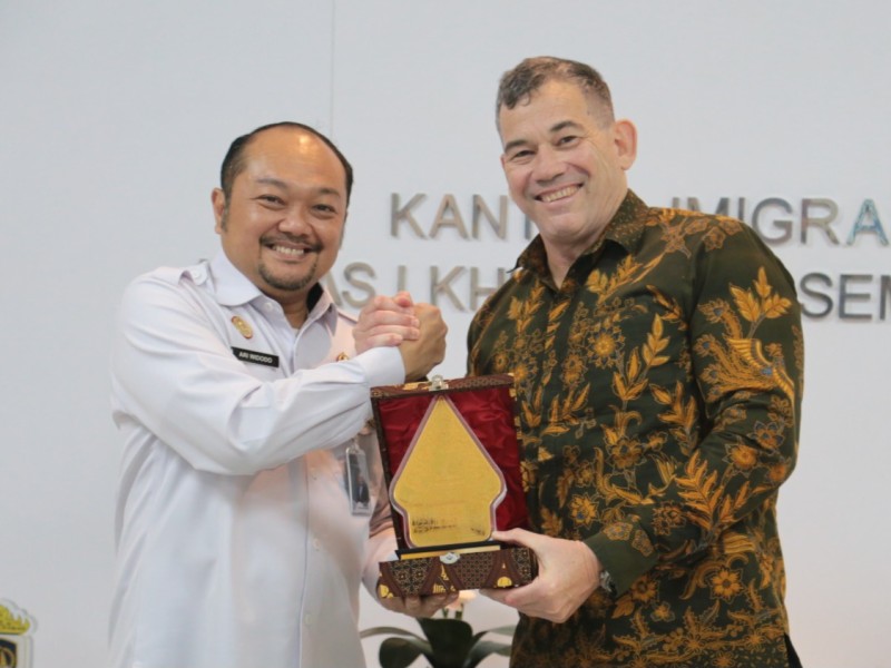 Konsul Jenderal Glen Askew (kanan) menerima cenderamata dari Kepala Kantor Imigrasi Semarang, Ari Widodo.