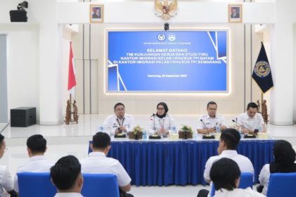 Tim kunjungan studi tiru Imigrasi Batam berdiskusi dengan jajaran Imigrasi Semarang terkait pelayanan keimigrasian.