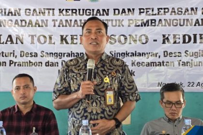 Kepala Kantor Pertanahan Kabupaten Nganjuk, Suwono Budi Hartono, memberikan sambutan di acara pemberian ganti rugi.