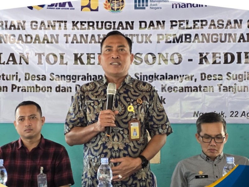 Kepala Kantor Pertanahan Kabupaten Nganjuk, Suwono Budi Hartono, memberikan sambutan di acara pemberian ganti rugi.