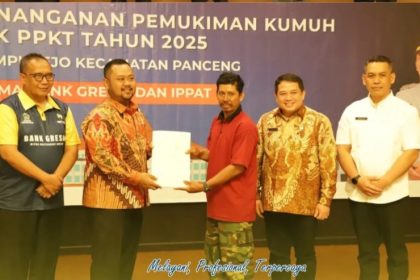 Kakanwil BPN Jatim Asep Heri (dua dari kanan) menyaksikan Bupati Gresik, Fandi Akhmad Yani, memberikan apresiasi kepada masyarakat atas program