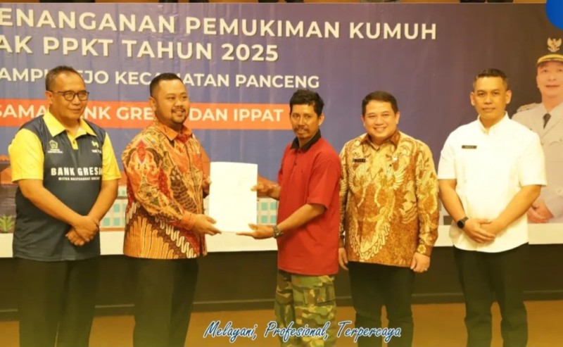 Kakanwil BPN Jatim Asep Heri (dua dari kanan) menyaksikan Bupati Gresik, Fandi Akhmad Yani, memberikan apresiasi kepada masyarakat atas program