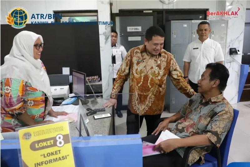 Kakanwil BPN Jatim, Asep Heri juga melakukan sidak di Kantor Pertanahan Kabupaten Gresik didampingi Kakantah Rarif Setiawan.