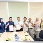 Jajaran Kantah Kabupaten Pasuruan bersama tim PT Pos Indonesia foto bersama usai penandatanganan MoU.