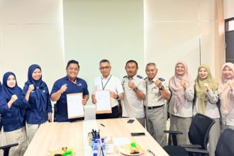 Jajaran Kantah Kabupaten Pasuruan bersama tim PT Pos Indonesia foto bersama usai penandatanganan MoU.