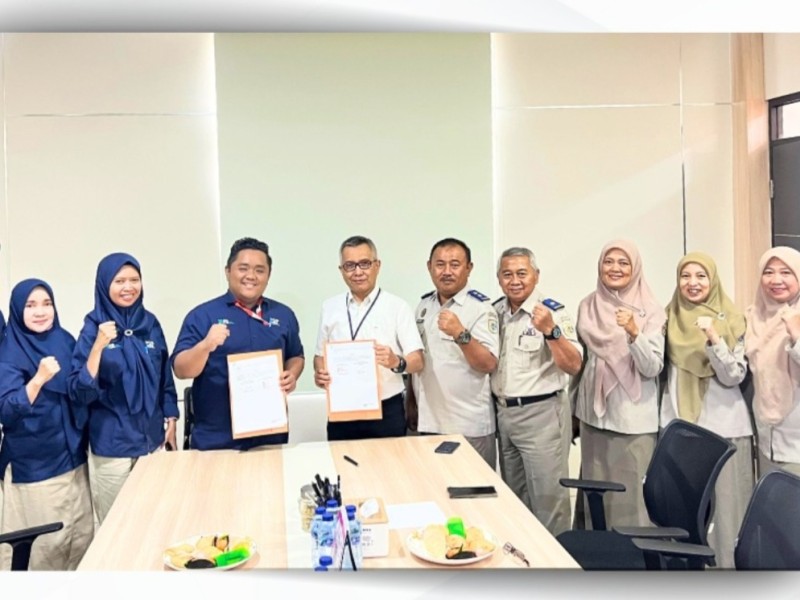 Jajaran Kantah Kabupaten Pasuruan bersama tim PT Pos Indonesia foto bersama usai penandatanganan MoU.