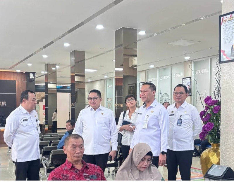 Sekretaris Ditjen Imigrasi Sandi Andaryadi, mendampingi Perwakilan Kedeputian I KSP, Muhammad Rullyandi, meninjau langsung pelaksanaan program Pimpasa.