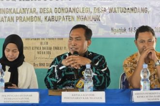 Kepala Kantah Nganjuk, Suwono Budi Hartono, memberikan sambutan sebelum melaksanakan kegiatan penyerahan ganti rugi.