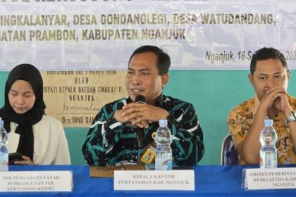 Kepala Kantah Nganjuk, Suwono Budi Hartono, memberikan sambutan sebelum melaksanakan kegiatan penyerahan ganti rugi.