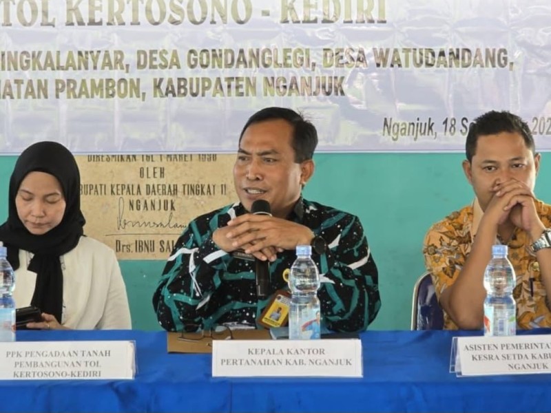 Kepala Kantah Nganjuk, Suwono Budi Hartono, memberikan sambutan sebelum melaksanakan kegiatan penyerahan ganti rugi.