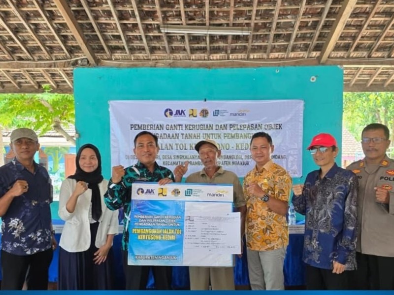 Kepala Kantah Nganjuk, Suwono Budi Hartono, memberikan sambutan sebelum melaksanakan kegiatan penyerahan ganti rugi.