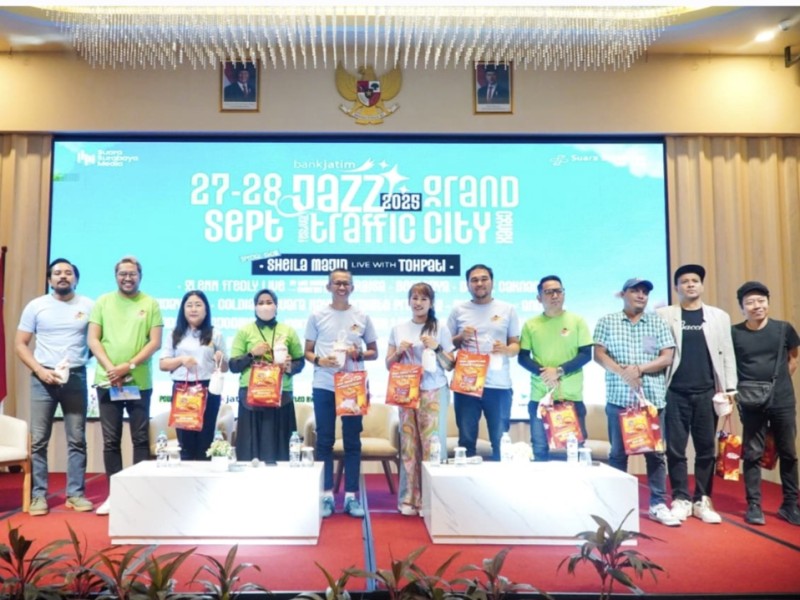 Para pengisi acara berfoto bersama usai jumpa pers Jazz Traffic Festival.