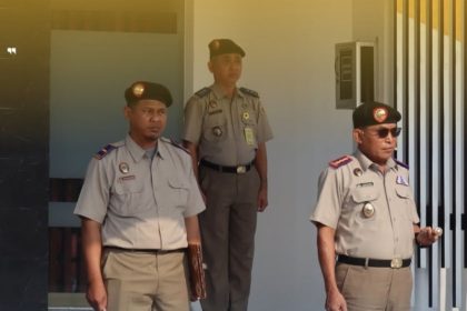 Kepala Kantor Pertanahan, Suwono Budi Hartono, S.SiT., M.M., memimpin kegiatan upacara HANTARU 2025 di halaman Kantah Kabupaten Nganjuk.