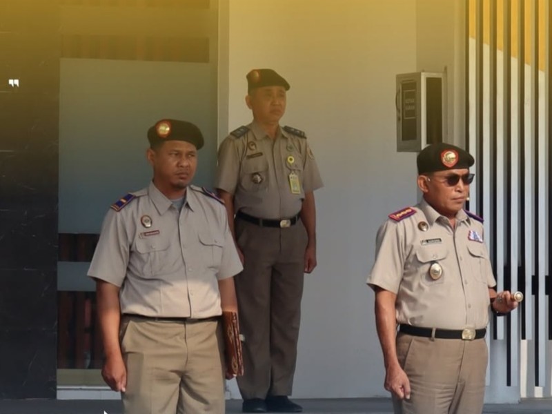 Kepala Kantor Pertanahan, Suwono Budi Hartono, S.SiT., M.M., memimpin kegiatan upacara HANTARU 2025 di halaman Kantah Kabupaten Nganjuk.