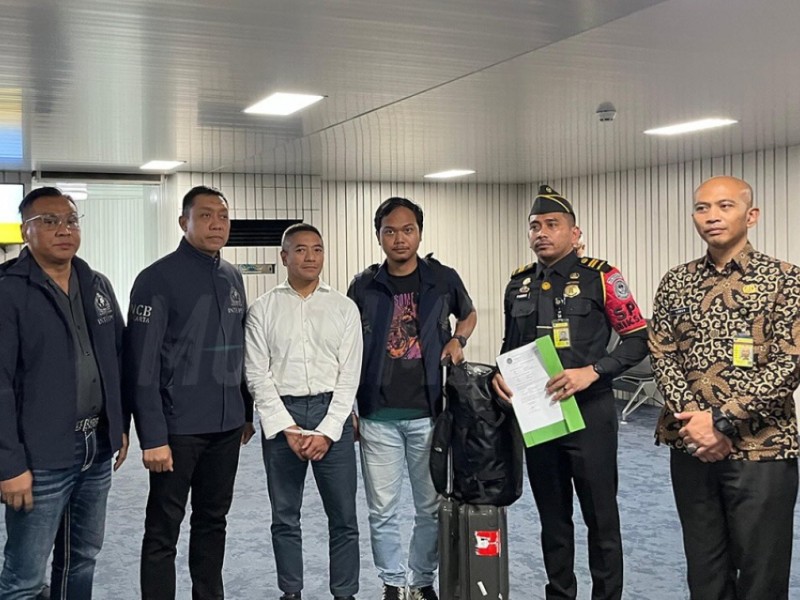 AA saat diamankan di Bandara Internasional Soekarno-Hatta usai turun dari pesawat 
