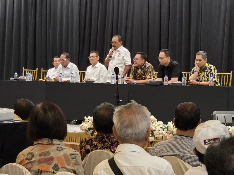 Wakil Wali Kota Surabaya Armuji dan anggota DPR RI, Adies Kadir hadir di tengah-tengah ribuan warga terdampak klaim Pertamina.