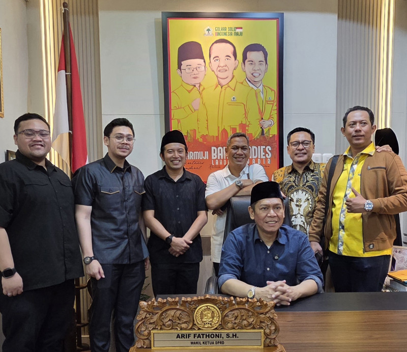 Wakil Ketua Umum DPP Partai Golkar, Adies Kadir bernostalgia di Gedung DPRD Surabaya dengan berfoto bersama anggota DPRD Surabaya dan Sidoarjo.