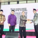 Kepala Kantor Pertanahan Surabaya I, Budi Hartanto (kanan) menyerahkan sertifikat wakaf kepada warga disaksikan Kapala Kantor Pertanahan Surabaya Il, Wida Rihardyan Adjie (kiri)