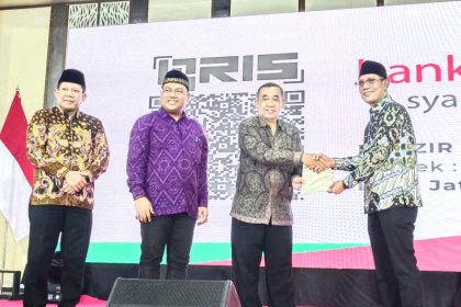 Kepala Kantor Pertanahan Surabaya I, Budi Hartanto (kanan) menyerahkan sertifikat wakaf kepada warga disaksikan Kapala Kantor Pertanahan Surabaya Il, Wida Rihardyan Adjie (kiri)
