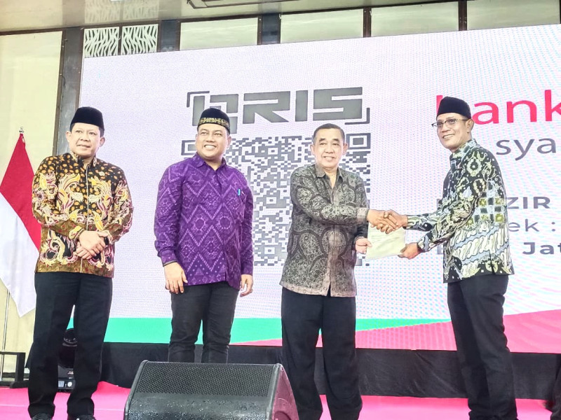 Kepala Kantor Pertanahan Surabaya I, Budi Hartanto (kanan) menyerahkan sertifikat wakaf kepada warga disaksikan Kapala Kantor Pertanahan Surabaya Il, Wida Rihardyan Adjie (kiri)