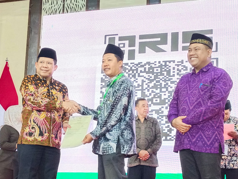 Kepala Kantor Pertanahan Surabaya II, Wida Rihardyan Adjie menyerahkan sertifikat wakaf kepada pengurus rumah ibadah.