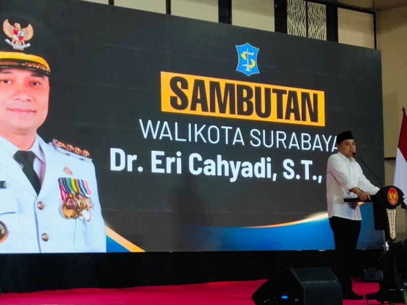 Wali Kota Surabaya, Eri Cahyadi hadir memberikan sambutan dalam pembagian sertifikat wakaf rumah ibadah, yayasan dan sekolah di Convention Hall Sukolilo, Surabaya.