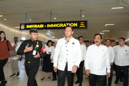 Kakanim Soekarno-Hatta, Galih Priya Kartika Perdhana memberi penjelasan kepada Menteri Agus Andrianto yang disampingnya ada Menteri Imigrasi dan Pemasyarakatan Agus Andrianto menyoal All Indonesia.