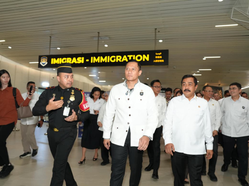 Kakanim Soekarno-Hatta, Galih Priya Kartika Perdhana memberi penjelasan kepada Menteri Agus Andrianto yang disampingnya ada Menteri Imigrasi dan Pemasyarakatan Agus Andrianto menyoal All Indonesia.