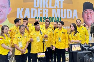 Ketua AMPG Jatim, Adiel Muhammad Kanantha (tiga dari kanan) bersama Ketua Umum AMPG Said menberikan keterangan pers disela-sela kegiatan diklat.