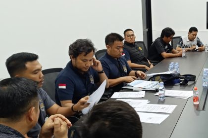 Petugas imigrasi memeriksa dokumen milik orang asing yang duperkerjakan di salah satu perusahaan ya.g didatangi dikawasan Sidoarjo.