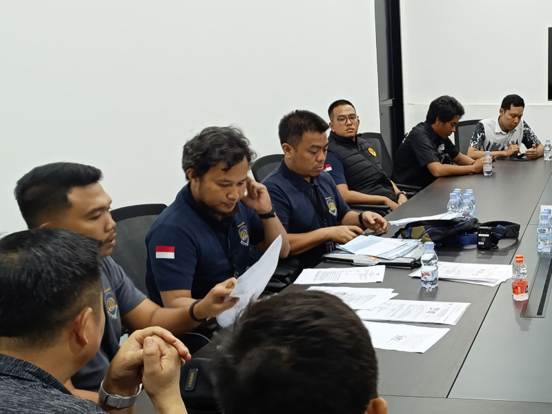 Petugas imigrasi memeriksa dokumen milik orang asing yang duperkerjakan di salah satu perusahaan ya.g didatangi dikawasan Sidoarjo.