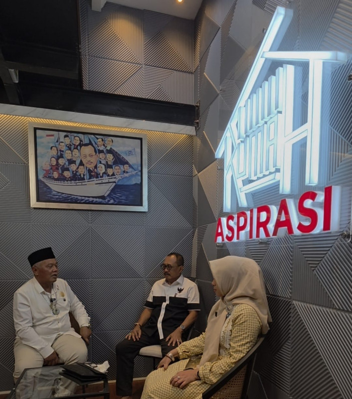 Bersama istrinya, Nyonya Rosida, Yai Mohammad Imam Muslimin (MIM) hadir di Rumah Aspirasi Cak Ji.