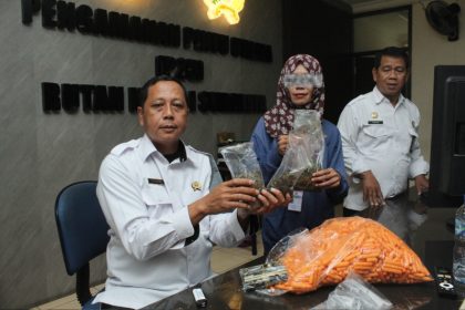 Petugas Rutan Surabaya menunjukkan barang bukti dsn terduga pelaku yang menyelundupkan barang.