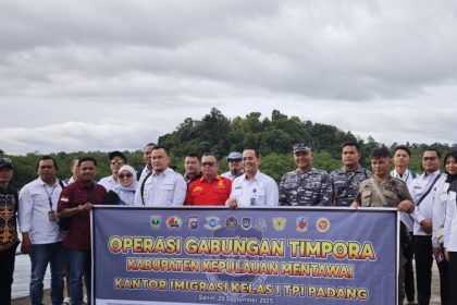 Tim Intelijen dan Penindakan Keimigrasian Kantor Imigrasi Padang bersama jajaran samping saat melakukan operasi gabungan.