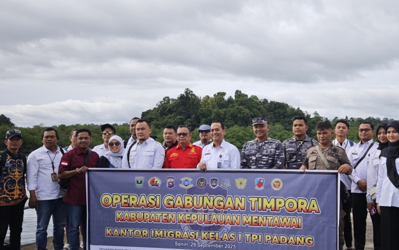 Tim Intelijen dan Penindakan Keimigrasian Kantor Imigrasi Padang bersama jajaran samping saat melakukan operasi gabungan.