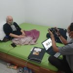 Petugas imigrasi mendatangi pemohon di rumah yang sedang sakit untuk pengambilan foto paspor.