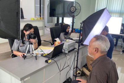 Pemohon eazy paspor melakukan perekaman gambar di PLHUT Kabupaten Semarang.