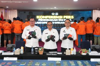 Pelaksana Tugas (Plt) Direktur Jenderal Imigrasi, Yuldi Yusman, didampingi Kakanwil Ditjen Imigrasi DK Jakarta, Pamuji Raharja menggelar jump pers.