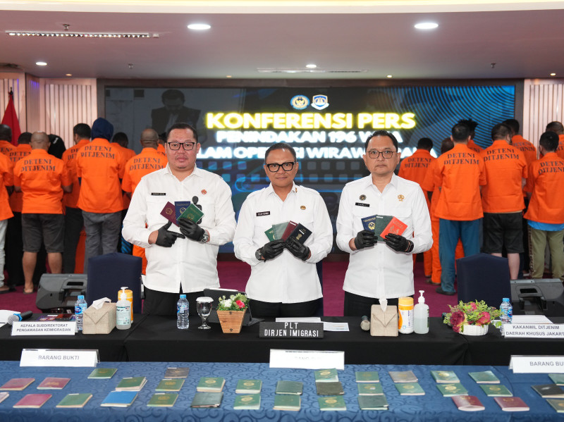 Pelaksana Tugas (Plt) Direktur Jenderal Imigrasi, Yuldi Yusman, didampingi Kakanwil Ditjen Imigrasi DK Jakarta, Pamuji Raharja menggelar jump pers.