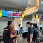 Petugas Imigrasi Kediri mengawal kedua WN Tiongkok hingga ke bandara untuk dideportasi ke negara asal.
