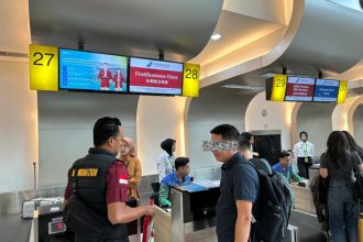 Petugas Imigrasi Kediri mengawal kedua WN Tiongkok hingga ke bandara untuk dideportasi ke negara asal.