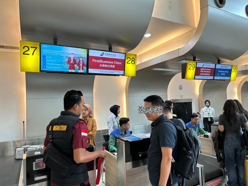 Petugas Imigrasi Kediri mengawal kedua WN Tiongkok hingga ke bandara untuk dideportasi ke negara asal.