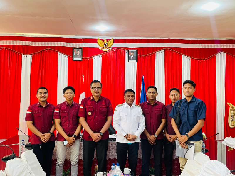 Jajaran Imigrasi Kupang foto bersama dengan Bupati Rote Ndao, Paulus Henuk disela silaturahmi.