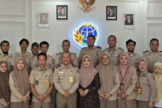 Kakantah Kabupaten Konawe Utara, Agus Rahmanto foto bersama jajaran usai rapat bersama jajaran.